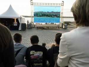 Иван Носков посетил кинотеатр под открытым небом «Филин» на набережной.