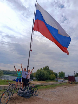 С Российский триколором ребята прошли маршрут по живописным местам Самарской Луки. 