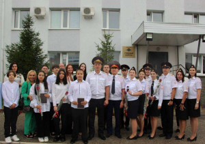 Юношам и девушкам вручили первые паспорта, а офицеров поздравили с присвоением специальных званий.