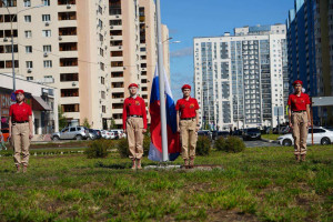 Главным событием праздника стало торжественное поднятие государственного флага на 12-метровый флагшток, установленный на кольце ул. Осетинской микрорайона Волгарь. 