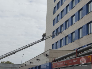По легенде учения пожар произошел на четвертом этаже девятиэтажного здания в комнате эмоциональной разгрузки.