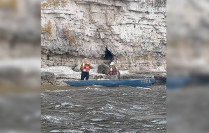 В это же время еще четверо на сапбордах попросили помощи.
