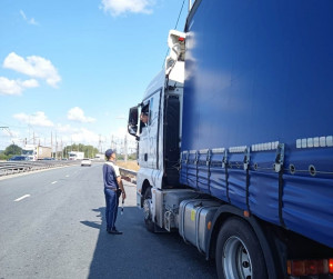 В ходе опроса задержанный пояснил, что поддельное водительское удостоверение приобрел через Интернет после того, как потерял настоящее.