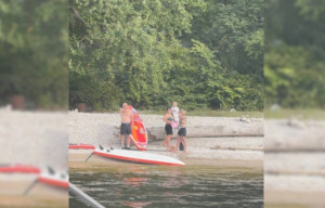 Порывы ветра и волны отнесли плавсредства к скалистому берегу.