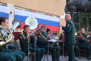 Посвященный закрытию V сезона фестиваля «Летние вечера духовой музыки» и Дню Государственного флага Российской Федерации.
