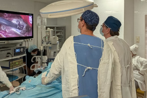 Без шрама на шее: через проколы в подмышечной области.