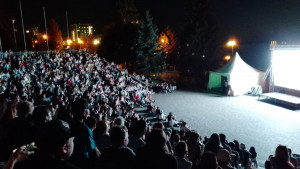 Приходите на набережную и смотрите фильмы бесплатно.