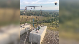 Во время спуска произошел обрыв каната, в результате чего потерпевшие упали с большой высоты, получив повреждения, несовместимые с жизнью.