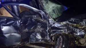 Оба водителя травмированы и госпитализированы.