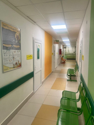 В ходе ремонта выполнены внутренние отделочные работы, заменены системы электроснабжения, водоснабжения и канализации, в режимных кабинетах установлены кондиционеры.