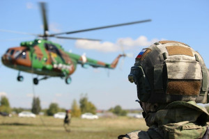 В Самаре спецназовцы Росгвардии провели занятие по беспарашютному десантированию