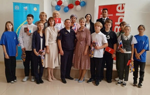 На мероприятии присутствовали родители подростков, которые поддерживали своих детей в этот важный день.