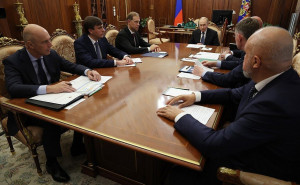 Все ребята, показавшие наивысший результат на ЕГЭ в этом году, получат единовременные выплаты - 25 тысяч рублей за каждый стобалльный результат.