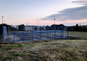 Возводятся воркаут-зона, предназначенная для общефизической подготовки, и универсальная игровая площадка для мини-футбола, волейбола и баскетбола.