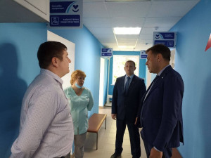 Андрей Орлов совместно с главными врачами больниц проконтролировали качество ремонтных работ в ФАПе поселка Привольный Безенчукского района, консультативно-диагностический корпус Приволжской ЦРБ, а также посетили обновленное поликлиническое подразделение