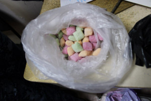 В полиэтиленовом пакете с конфетами «карамель» ухищрённым способом были спрятаны наркотические вещества.