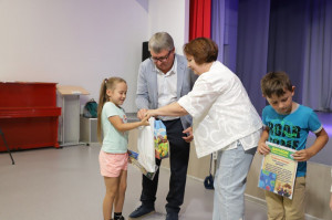 Их поздравили с предстоящим Днем знаний и вручили подарочные сертификаты. 