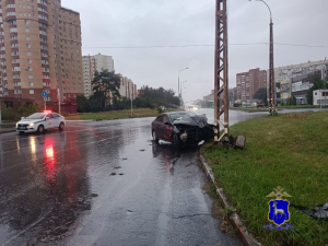 В Тольятти машина врезалась в бордюр и столб, водитель погиб