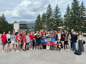 Летом 2025 года вуз встретил 198 участников – 108 ребят из ДНР, а также 90 победителей конкурсного отбора «Движения Первых» из 20 регионов страны.