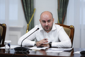 На мероприятии вниманию главы региона свои разработки представили семь студентов, которые проходили стажировку в областных ведомствах.