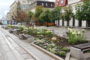 Малые архитектурные формы, в том числе декоративные камни-валуны, размещенные в клумбах несколько лет назад, специалисты очистили от грязи. 