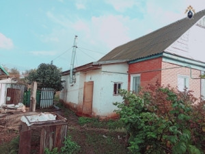 Женщина, находясь по месту жительства, в ходе ссоры со своим 74-летним мужем нанесла ему один удар топором по голове.