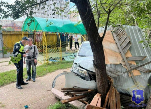 Со слов водителя автомобиля, ему стало плохо за рулём, из-за чего он не справился с управлением и совершил наезд.