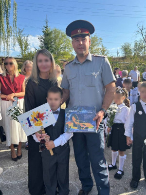 Маленькие «первоклассники» с гордостью принимали свои первые школьные принадлежности, а родители отметили, что такая забота со стороны коллектива придаёт уверенности и делает важное событие по-настоящему праздничным.