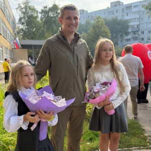 Первоклассники – дети участников специальной военной операции, погибших при исполнении воинского долга, отправились на торжественные линейки в сопровождении боевых товарищей своих отцов.