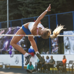 На соревнования по прыжкам в высоту приглашают спортсменов и любителей спорта.