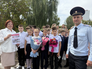 В рамках проведения открытых уроков правоохранители уделили особое внимание разъяснению правил безопасного поведения на объектах железнодорожного транспорта.