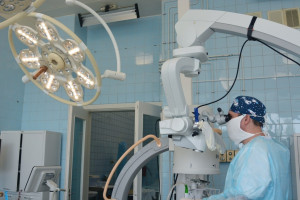 Это сложная операция, которая заключается в наложении специального устройства - клипсы - на шейку аневризмы с внешней стороны сосуда.