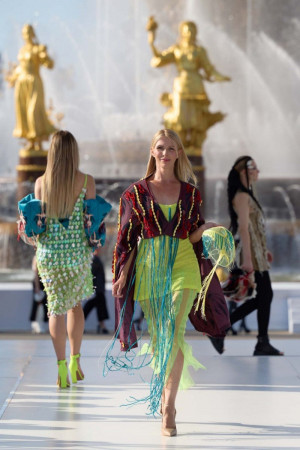 Свои коллекции на площадке ВДНХ презентовали участники сообщества региональных брендов «Территория моды». 