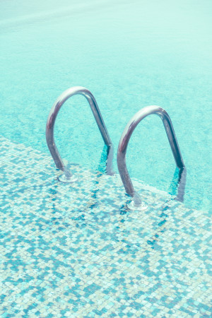 Она поскользнулась на ступеньках бассейна, ударилась головой и упала в воду — женщину вытащили и вызвали скорую помощь.