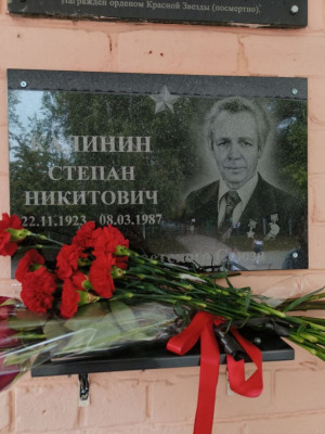 Школьникам рассказали о подвиге Степана Калинина, после чего почтили память минутой молчания и возложили цветы.