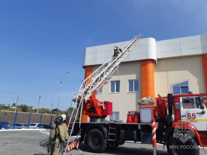 Их цель — отработать навыки тушения пожаров и спасения людей на спортивных объектах, где много посетителей, а также проверить, как взаимодействуют сотрудники объекта, пожарные и городские службы.