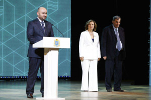 Мероприятие прошло в Самарской государственной филармонии. Губернатор поздравил присутствующих с предстоящим праздником и особенно отметил ветеранов отрасли.