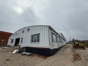 Он возводится с применением технологий модульного строительства и готов уже на 71%.