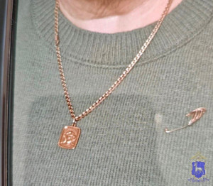 В Тольятти грабитель на лестнице отобрал у женщины золотую цепо