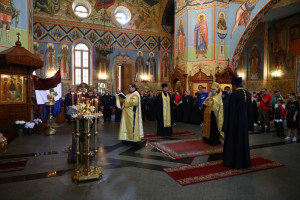 Молебен провел Архимандрит Августин.