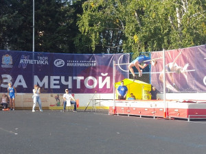 Участниками стали воспитанники отделений легкой атлетики, профессиональные спортсмены, ветераны и любители спорта.