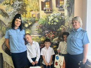 Сотрудники Службы поделились с детьми своими воспоминаниями о проведенных за партой днях и вручили первоклашкам школьные принадлежности и сладкие подарки.