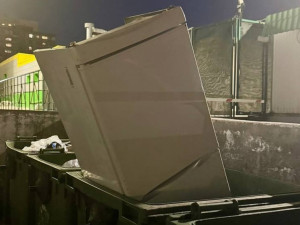 в Самаре житель выбросил холодильник в мусорный контейнер