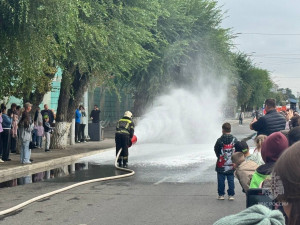 Огнеборцы продемонстрировали, как быстро и слаженно они  подают воду с помощью ручных стволов, пеногенератора и лафетного ствола от пожарной автоцистерны.
