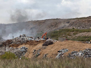 В настоящее время продолжаются работы по ликвидации очагов задымления на площади порядка 300 кв.м.