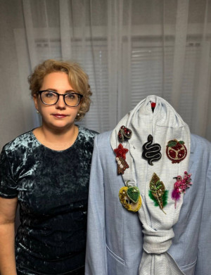 Для изготовления одной броши у рукодельницы уходит до трех суток.