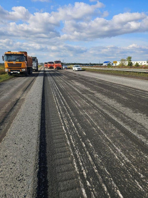 На нем ведется фрезерование старого асфальта и уширение проезжей части.