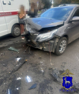 После столкновения автомобилей медицинская помощь потребовалась одному из водителей.