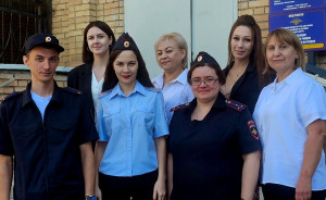 Мужчина рассказал, что у него возникли определенные сложности при заполнении бланков. За помощью он обратился к сотрудникам отдела по вопросам миграции.