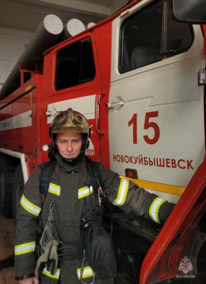 Он служит в 15 пожарно-спасательной части 3 пожарно-спасательного отряда.
